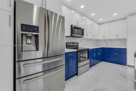 Casa en venta en Miami, Florida, 5 dormitorios, 236.53 m2 № 1707926 - foto 10