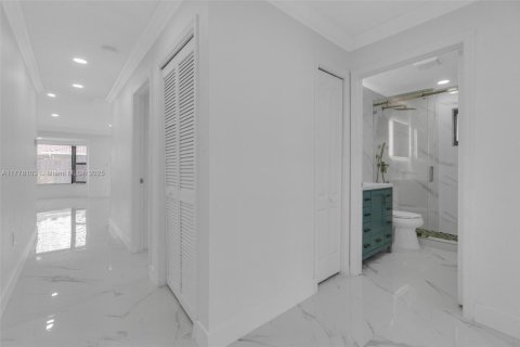 Casa en venta en Miami, Florida, 5 dormitorios, 236.53 m2 № 1707926 - foto 23