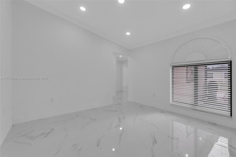 Casa en venta en Miami, Florida, 5 dormitorios, 236.53 m2 № 1707926 - foto 13