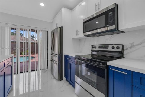 Casa en venta en Miami, Florida, 5 dormitorios, 236.53 m2 № 1707926 - foto 8