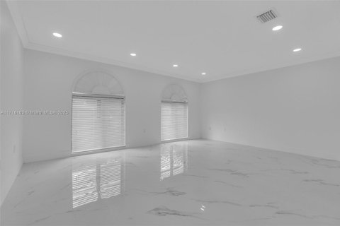 Casa en venta en Miami, Florida, 5 dormitorios, 236.53 m2 № 1707926 - foto 11