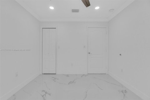 Casa en venta en Miami, Florida, 5 dormitorios, 236.53 m2 № 1707926 - foto 21