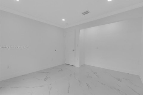 Casa en venta en Miami, Florida, 5 dormitorios, 236.53 m2 № 1707926 - foto 19