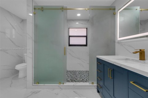 Casa en venta en Miami, Florida, 5 dormitorios, 236.53 m2 № 1707926 - foto 17