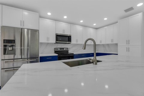 Casa en venta en Miami, Florida, 5 dormitorios, 236.53 m2 № 1707926 - foto 7