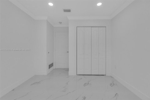 Casa en venta en Miami, Florida, 5 dormitorios, 236.53 m2 № 1707926 - foto 15