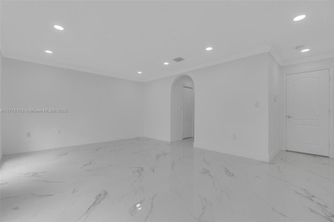 Casa en venta en Miami, Florida, 5 dormitorios, 236.53 m2 № 1707926 - foto 12