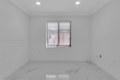 Casa en venta en Miami, Florida, 5 dormitorios, 236.53 m2 № 1707926 - foto 14