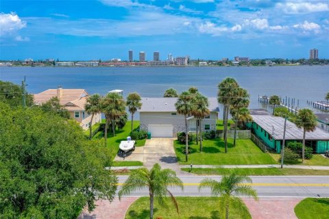 House in Daytona Beach, Florida 3 bedrooms, 175.03 sq.m. № 1858109 - photo 1