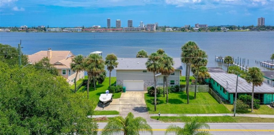 House in Daytona Beach, Florida 3 bedrooms, 175.03 sq.m. № 1858109