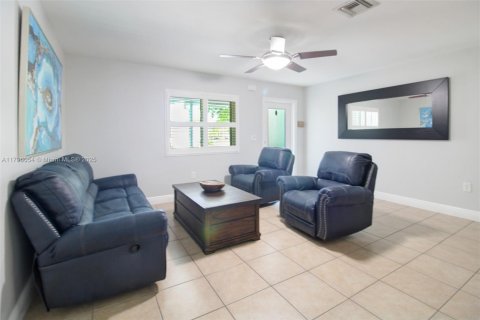House in Cutler Bay, Florida 3 bedrooms, 178.56 sq.m. № 1752413 - photo 18