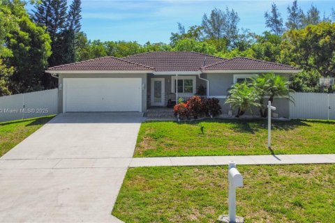 House in Cutler Bay, Florida 3 bedrooms, 178.56 sq.m. № 1752413 - photo 1