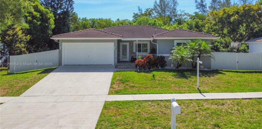 House in Cutler Bay, Florida 3 bedrooms, 178.56 sq.m. № 1752413