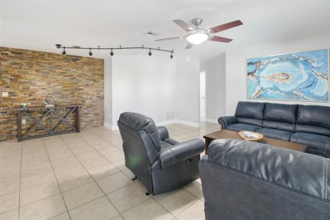 House in Cutler Bay, Florida 3 bedrooms, 178.56 sq.m. № 1752413 - photo 24