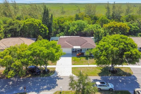 House in Cutler Bay, Florida 3 bedrooms, 178.56 sq.m. № 1752413 - photo 11