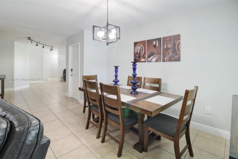 House in Cutler Bay, Florida 3 bedrooms, 178.56 sq.m. № 1752413 - photo 25