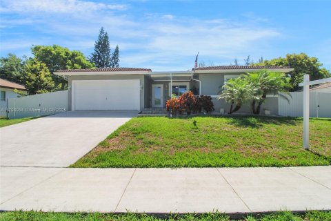 House in Cutler Bay, Florida 3 bedrooms, 178.56 sq.m. № 1752413 - photo 8