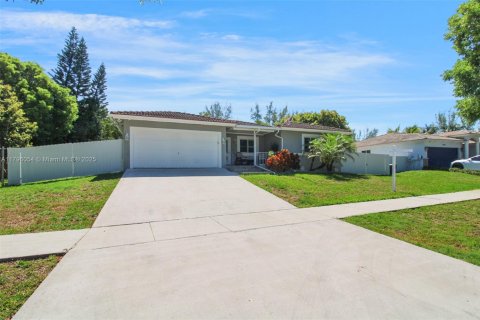 House in Cutler Bay, Florida 3 bedrooms, 178.56 sq.m. № 1752413 - photo 17