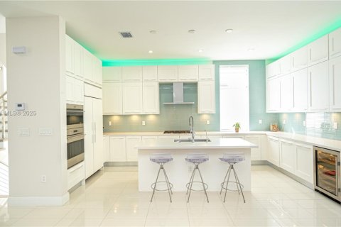House in Doral, Florida 4 bedrooms, 264.21 sq.m. № 1893395 - photo 15