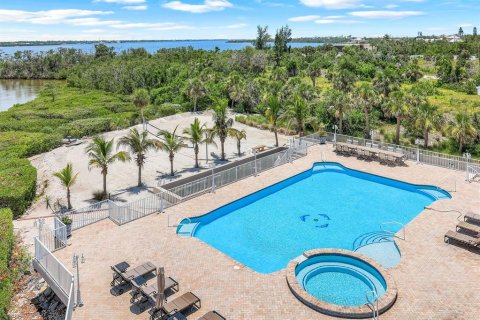 House in Englewood, Florida 6 bedrooms, 1188.13 sq.m. № 1911773 - photo 4