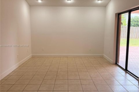 Villa ou maison à vendre à Miami, Floride: 4 chambres, 194.72 m2 № 2055524 - photo 3