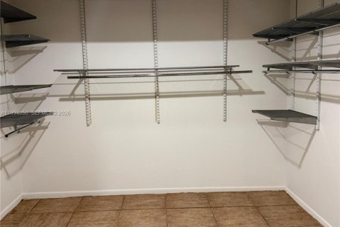 Villa ou maison à vendre à Miami, Floride: 4 chambres, 194.72 m2 № 2055524 - photo 21