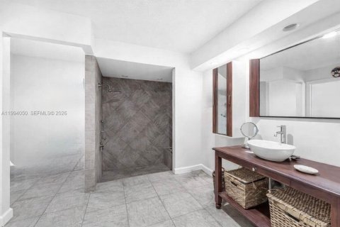 Villa ou maison à vendre à Miami, Floride: 4 chambres, 194.72 m2 № 2055524 - photo 9