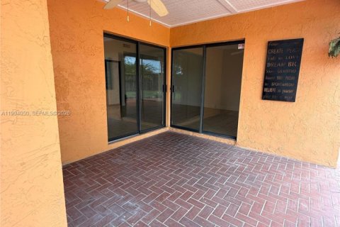 Villa ou maison à vendre à Miami, Floride: 4 chambres, 194.72 m2 № 2055524 - photo 16