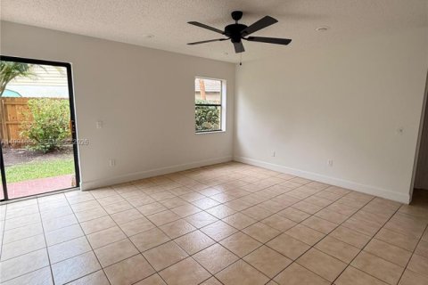 Villa ou maison à vendre à Miami, Floride: 4 chambres, 194.72 m2 № 2055524 - photo 4