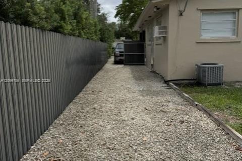 Villa ou maison à louer à Miami Springs, Floride: 2 chambres, 91.79 m2 № 2397891 - photo 3