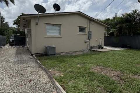 Villa ou maison à louer à Miami Springs, Floride: 2 chambres, 91.79 m2 № 2397891 - photo 2