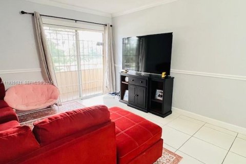 Condominio en venta en Hialeah, Florida, 1 dormitorio, 61.32 m2 № 1984272 - foto 9