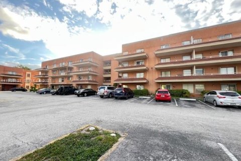 Condominio en venta en Hialeah, Florida, 1 dormitorio, 61.32 m2 № 1984272 - foto 18
