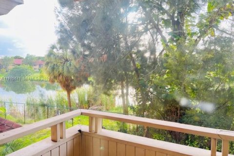 Condominio en venta en Hialeah, Florida, 1 dormitorio, 61.32 m2 № 1984272 - foto 3