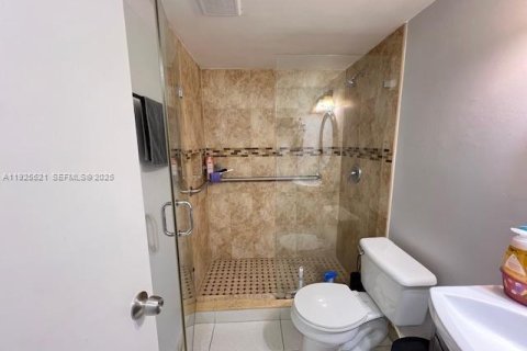 Condominio en venta en Hialeah, Florida, 1 dormitorio, 61.32 m2 № 1984272 - foto 14