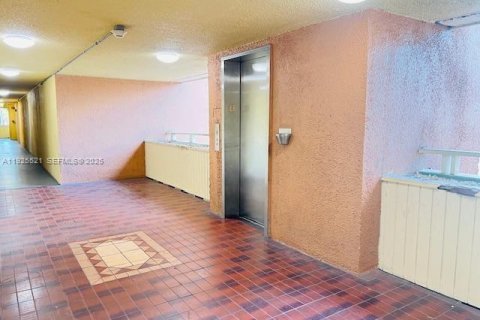 Condominio en venta en Hialeah, Florida, 1 dormitorio, 61.32 m2 № 1984272 - foto 15