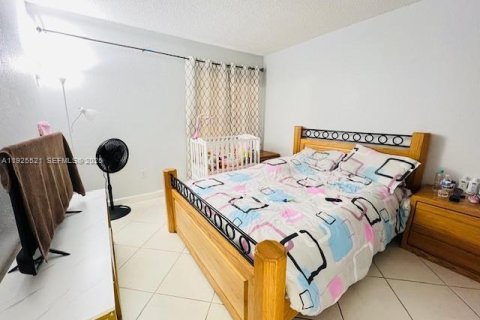 Condominio en venta en Hialeah, Florida, 1 dormitorio, 61.32 m2 № 1984272 - foto 11