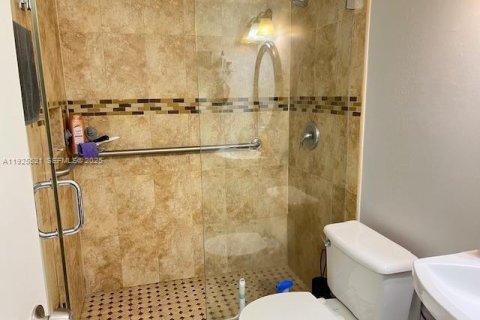 Condominio en venta en Hialeah, Florida, 1 dormitorio, 61.32 m2 № 1984272 - foto 13