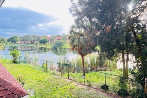 Condominio en venta en Hialeah, Florida, 1 dormitorio, 61.32 m2 № 1984272 - foto 2
