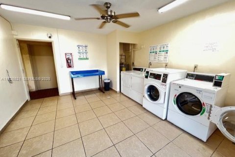Condominio en venta en Hialeah, Florida, 1 dormitorio, 61.32 m2 № 1984272 - foto 17