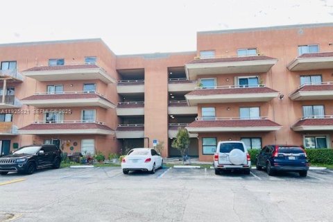 Condominio en venta en Hialeah, Florida, 1 dormitorio, 61.32 m2 № 1984272 - foto 1