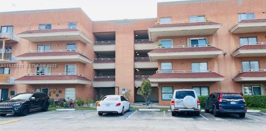 Condominio en Hialeah, Florida, 1 dormitorio № 1984272