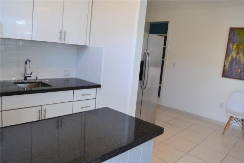 Commercial property in Miami, Florida 1 bedroom, 41.81 sq.m. № 1895310 - photo 6