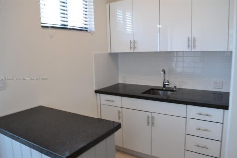 Commercial property in Miami, Florida 1 bedroom, 41.81 sq.m. № 1895310 - photo 5