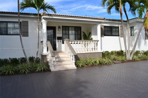Commercial property in Miami, Florida 1 bedroom, 41.81 sq.m. № 1895310 - photo 1