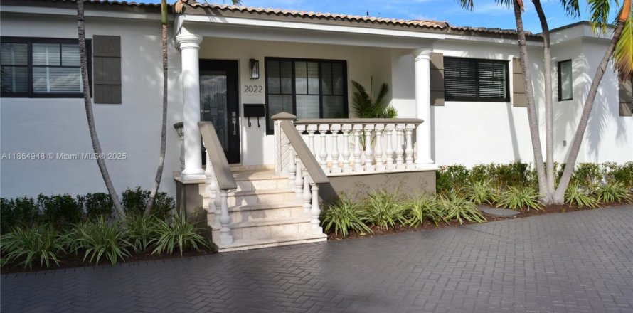 Commercial property in Miami, Florida 1 bedroom, 41.81 sq.m. № 1895310