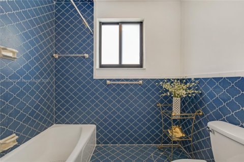 Commercial property in Miami, Florida 1 bedroom, 41.81 sq.m. № 1895310 - photo 2