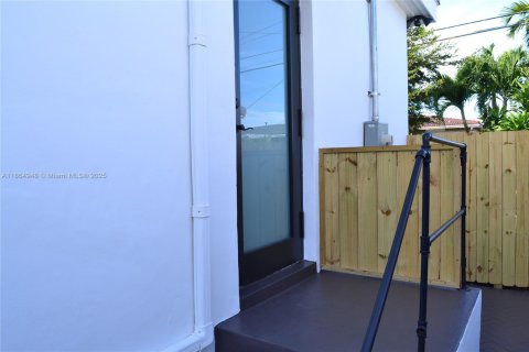 Commercial property in Miami, Florida 1 bedroom, 41.81 sq.m. № 1895310 - photo 11