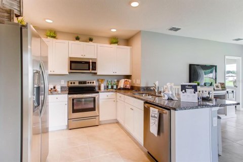 House in Poinciana, Florida 3 bedrooms, 139.73 sq.m. № 1848645 - photo 9
