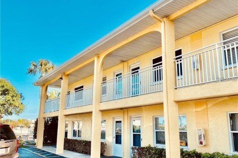 Condominio en Treasure Island, Florida, 1 dormitorio  № 2111675